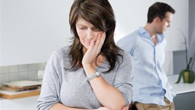 زوجى تزوج عليا دون علمى وكسر ذراعى وطردنى أنا وطفلنا الرضيع