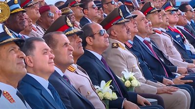 الرئيس يشهد عرضًا جويًا منفردًا للطائرة السعودية 