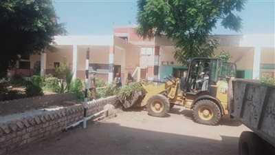 استمرار العمل وحملات نظافة مكثفة بالاماكن المحيطة بالمدارس