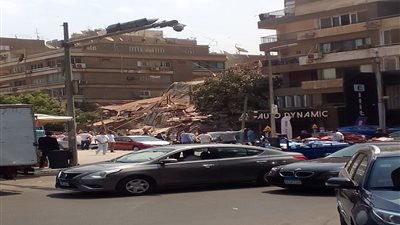 انتشال إحدى الناجيات من أسفل عقار أرض الجولف المنهار بمدينة نصر