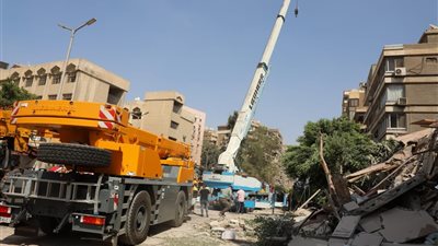 الدفع بمعدات لرفع أنقاض العقار المنهار بأرض الجولف