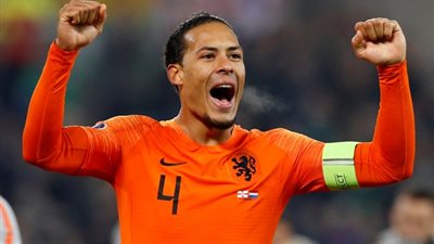 مدرب منتخب هولندا يكشف موقف فان دايك من الاعتزال الدولى