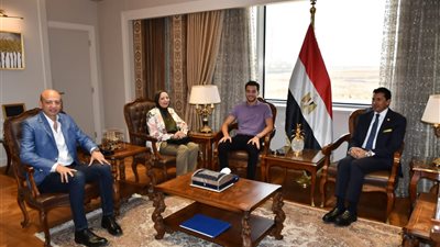 وزير الرياضة يلتقي البطل الأولمبي محمد السيد لبحث برامج التأهيل