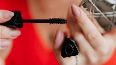 تعرفي على الآثار الخطيرة للنوم بالماسكارا المقاومة للماء