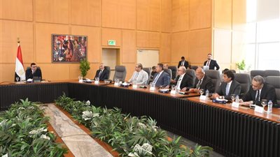 وزير الإسكان يبحث مشاركة مجموعة من المطورين العقاريين فى المنتدى الحضرى العالمى