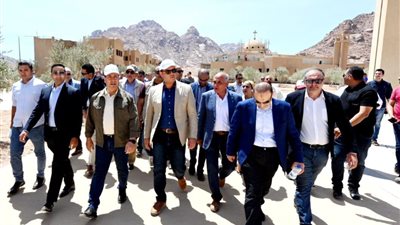 وزير الإسكان يتفقد الأعمال بمنطقة الزيتونة فى مدينة سانت كاترين