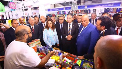 وزيرا التموين و التنمية المحلية يفتتحان معرض أهلاً مدارس