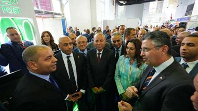 وزير التموين يتفقد جناح البريد في معرض 