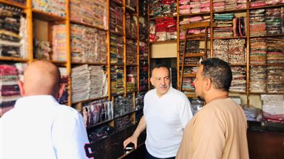 محافظ أسيوط يتفقد محلات الملابس الجاهزة والمفروشات بمدينة أبوتيج