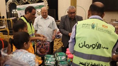 توزيع 500 شنطة وأدوات مدرسية للطلاب الغير القادرين بالأقصر