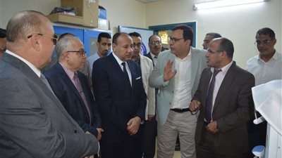 نائب رئيس جامعة الأزهر للوجه القبلي يفتتح مجمع عيادات