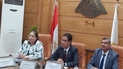 رئيس جامعة بنها يناقش الإستعدادات النهائية للعام الدراسي الجديد