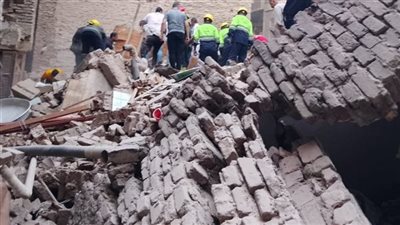 فحص كاميرات المراقبة وفصل الكهرباء عن العقار المنهار بالزيتون
