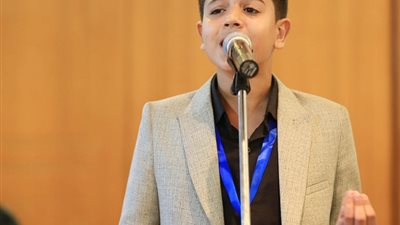 مهدى صغير السن كبير بصوته الرائع المميز