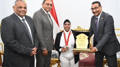 محافظ قنا يكرم بطلة الميدالية البرونزية بدورةالألعاب البارالمبية