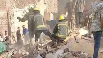 الحماية المدنية تنجح فى إستخراج 3 أشخاص من أسفل ركام العقار بشبرا