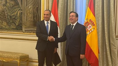 وزير الخارجية يلتقى نظيره الإسباني في مستهل زيارته إلى مدريد