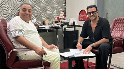 محمد رجب يشارك متابعيه صورًا من تعاقده على مسلسله الرمضانى 