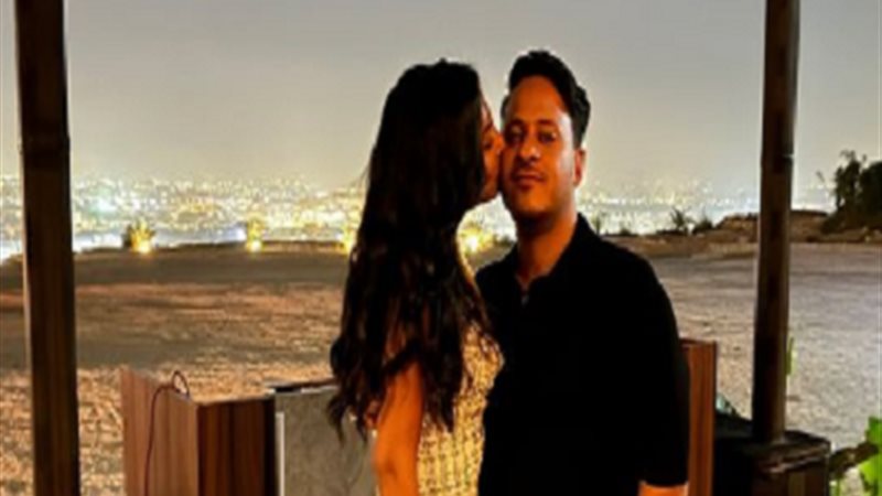 كريم عفيفي وزوجته