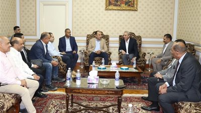 وزير قطاع الأعمال يستعرض الموقف التنفيذي لمصانع الغزل والنسيج