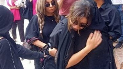 بالصور..انهيار ابنة ناهد رشدي خلال تشييع جثمانها