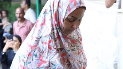 بـ اسدال مشجر.. وفاء عامرتثير الجدل فى جنازة ناهد رشدي