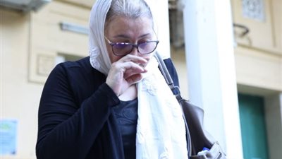 بالصور.. نوبة بكاء حنان سليمان فى جنازة ناهد رشدي