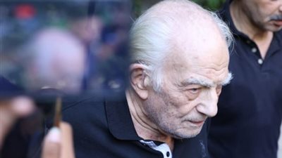 بالصور.. رشوان توفيق يشارك فى جنازة ناهد رشدي رغن صعوبة حركته