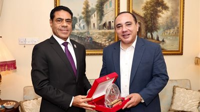 الأهلي يلبي دعوة سفير مصر بكينيا.. وقنديل يهديه درع وعلم النادى
