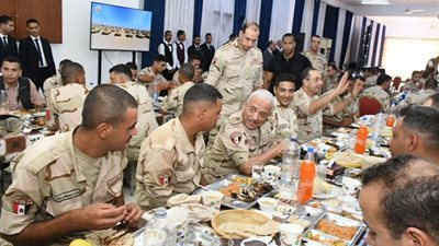 وزير الدفاع يتفقد قاعدة محمد نحيب العسكرية