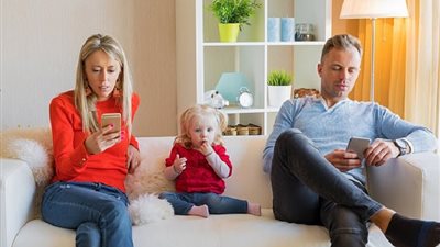 دراسة تكشف العلاقة بين إدمان الآباء للهواتف وإعاقة نمو اللغة لدى أطفالهم