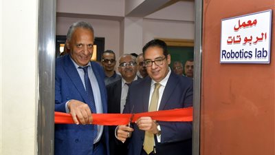 رئيس جامعة القاهرة يفتتح معمل الذكاء الاصطناعي والروبوتات