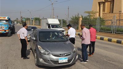 سكرتير بنى سويف يتابع فحص سيارات المعاقين