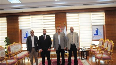 تعاون بين رئيس جامعة كفر الشيخ ورئيس مصنع كيم تك للأجهزة العلمية