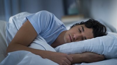 أطعمة ومشروبات تساعد على النوم وأخرى تمنعه