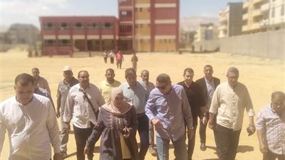 محافظ السويس يتابع اعمال الصيانة بمدرسة الصفا بحي عتاقة