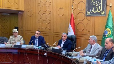 متابعة وصول الكتب الدراسية وتسليمها للإدارات التعليمية في الإسماعيلية