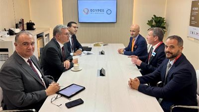 وزير البترول يبحث مع نائب رئيس إكسون موبيل خططها الاستثمارية