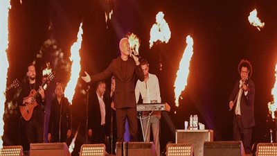 بحضور ضخم.. عمرو دياب يشعل حفل أسطوري على سفح الأهرامات