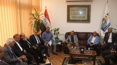 وزير قطاع الأعمال يلتقي محافظ القليوبية ونواب البرلمان