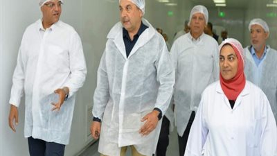 وزير قطاع الأعمال ومحافظ القليوبية يتفقدان مصانع النصر للكيماويات