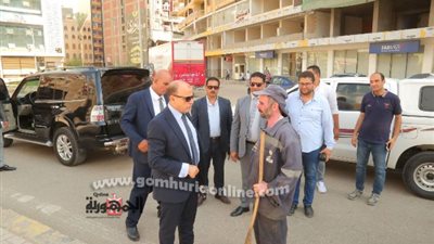 محافظ كفر الشيخ يكافئ عامل نظافة لاتقانه فى عمله