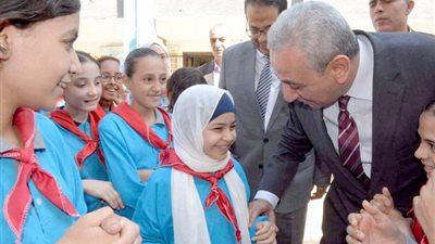أجراس طابور الصباح تدق.. والفصول تتزين وحضور مرتفع للطلاب