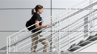 خبراء يكشفون عدد السعرات الحرارية التي يحرقها صعود وهبوط السلالم