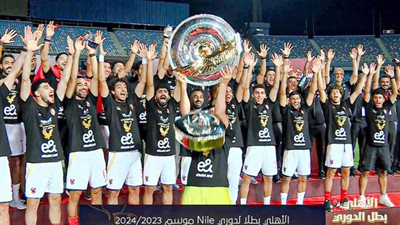 شاهد .. سيف زاهر يكشف سبب سقوط جزء من درع الدوري في احتفال الأهلي