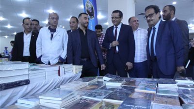 البلشي وفريد زهران يتفقدان أجنحة دور النشر بمعرض نقابة الصحفيين