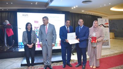 محافظ مطروح يشارك فى احتفالية الوطنية للمشروعات الخضراء الذكية