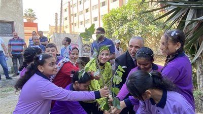 رئيسة الحى تشارك الطلاب زراعة الاشجاربالمدارس