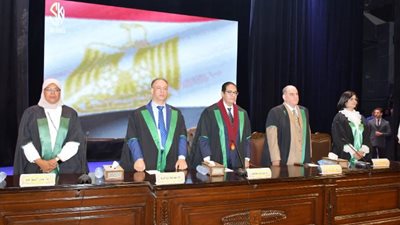 رئيس جامعة القاهرة يشهد حفل تخرج دفعة جديدة من كلية العلوم