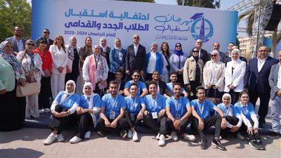 رئيس جامعة عين شمس يشهد تحية العلم خلال استقبال العام الجامعي الجديد